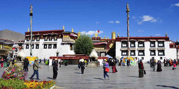 jokhang-temple-lhasa-pilgrims