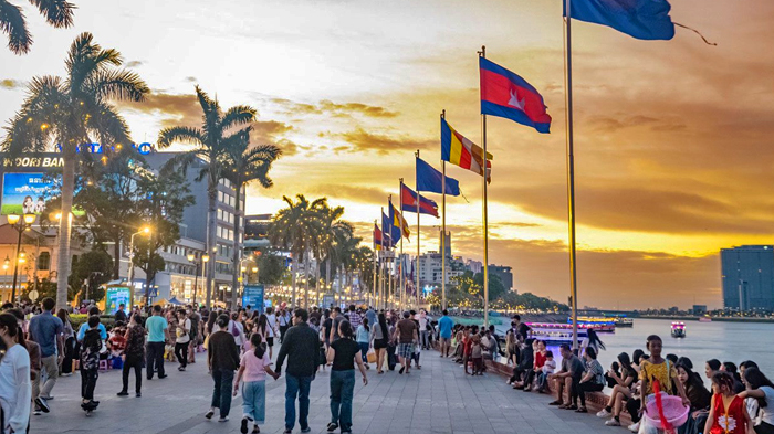 phnom-penh-riverfront-budget-stop