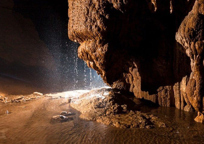 Limestone-cave-in-halong-bay