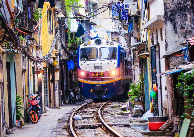 hanoi-train-street