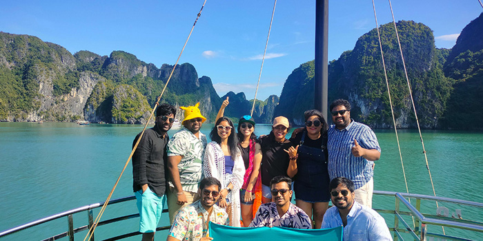 indian-tourists-enjoy-street-food-in-vietnam