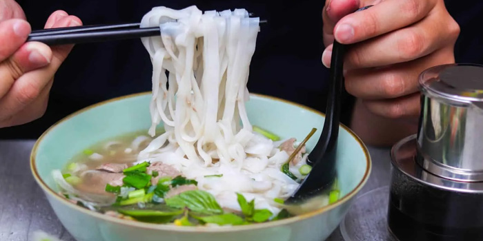 tourists-taste-vietnam-rice-noodles