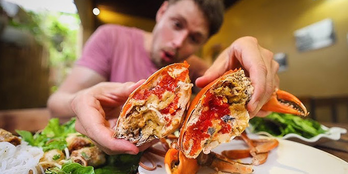 try-local-seafood-at-halong-night-market
