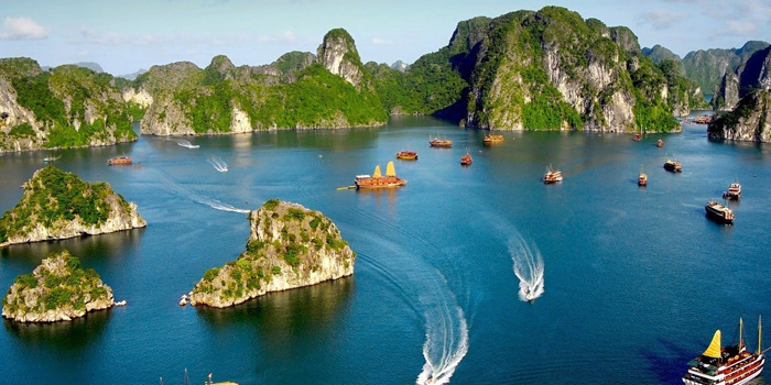 very-good-weather-in-ha-long-bay-in-december