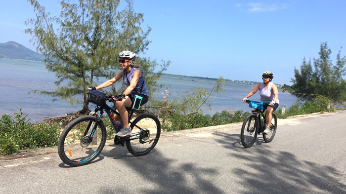 cycling-from-hoi-an-old-town-to-beach