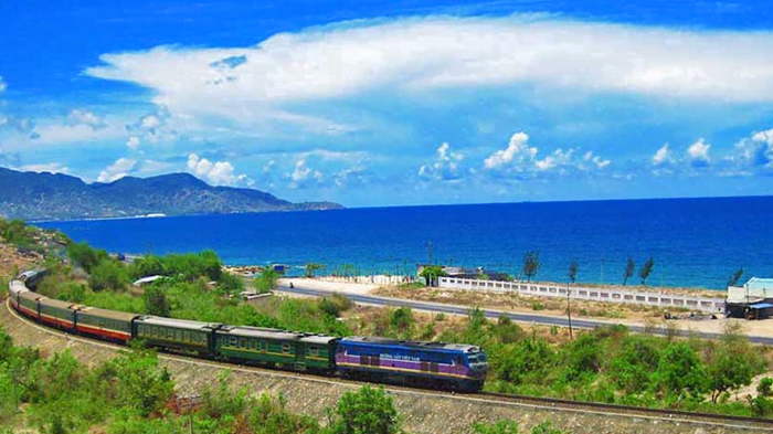 scenic-train-travel-in-vietnam