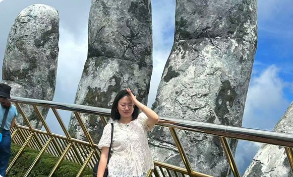 Ivy at the Golden Bridge, Da Nang