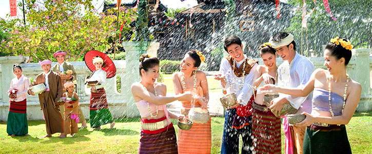 feiert thailand new year songkran festival in chiang mai feiert thailand new year songkran festival in chiang mai
