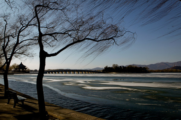 A frozen lake in a Beijing park offers a different scenery in winter.