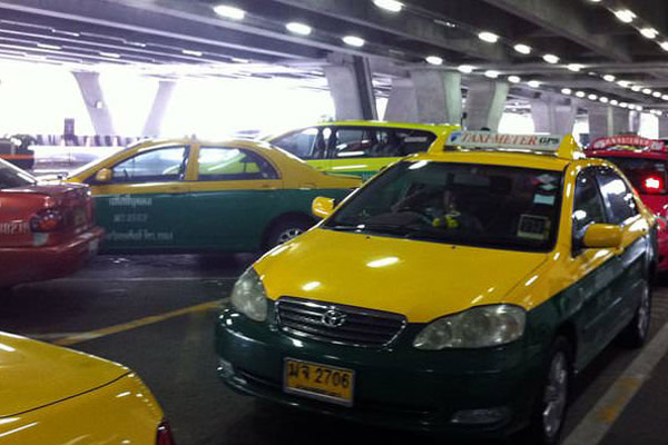 Такси из аэропорта бангкока. Аэропорт в Бангкоке такси. Тайский таксист. Терминал такси аэропорт Бангкок. Общественное такси Бангкок аэропорт.